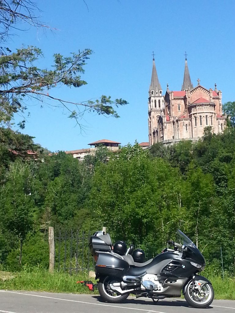 BASILICA LAGOS DE COVADONGA ASTURIAS EN MOTO