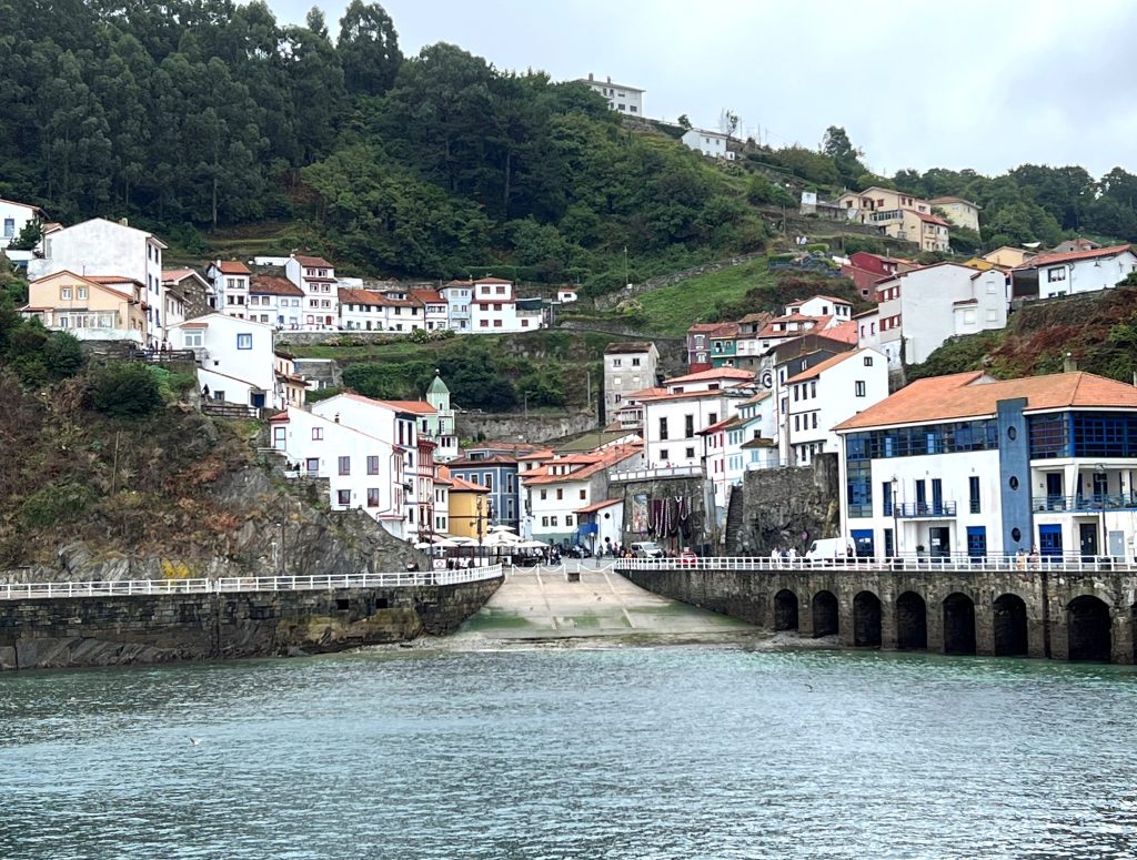 CUDILLERO ASTURIAS EN MOTO