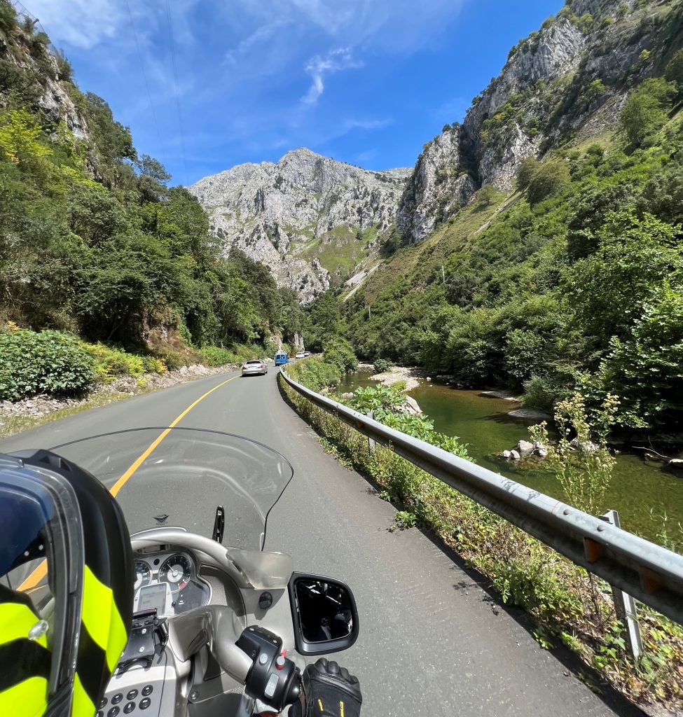 DESFILADERO DE LA HERMIDA EN MOTO
