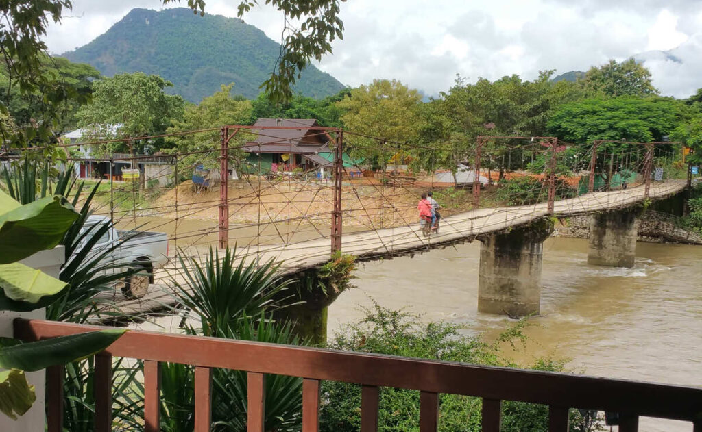 que-ver-y-hacer-en-vang-vieng-laos-desde-mi-retina-puente-madera