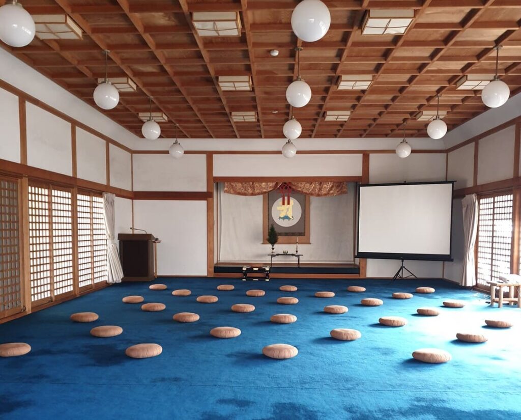 que-ver-y-hacer-en-koyasan-japon-desde-mi-retina-meditacion-shukubo-ekoin