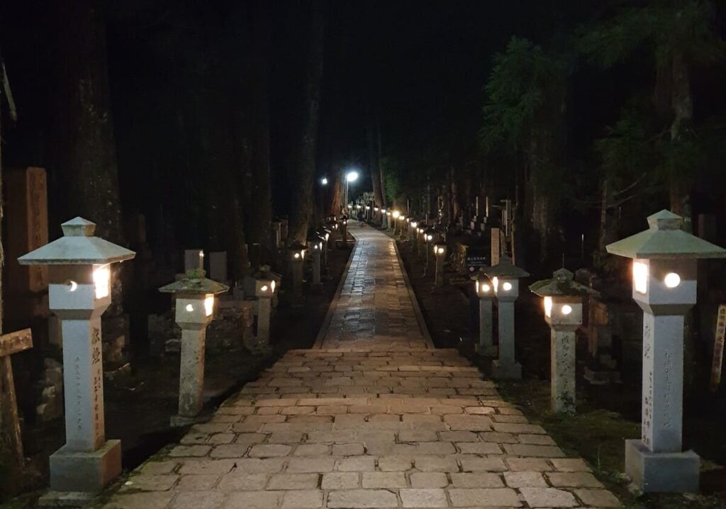 que-ver-y-hacer-en-koyasan-japon-desde-mi-retina-okunoin-cementerio