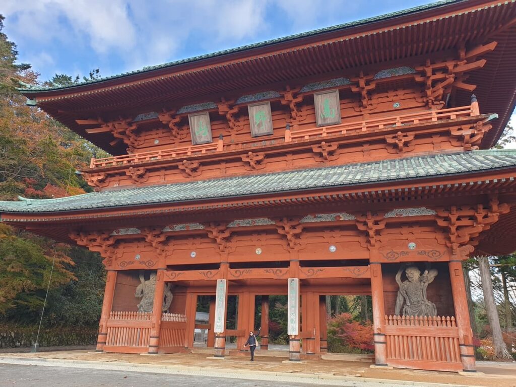 que-ver-y-hacer-en-koyasan-japon-desde-mi-retina-puerta-daimon