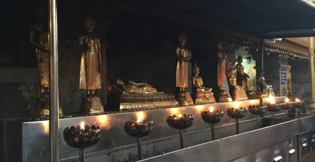 Lámpara de loto Y estatua dorada de Buda en el Templo de Ssangyong