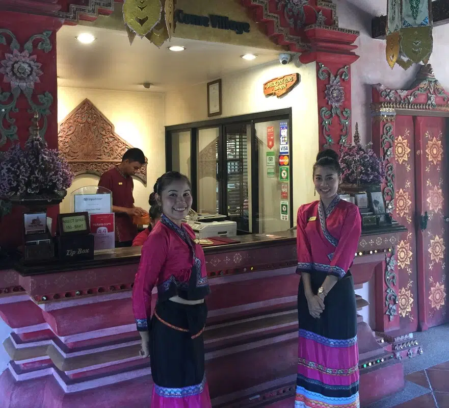 Recepción del Hotel Yaang Come Village en Chiang Mai