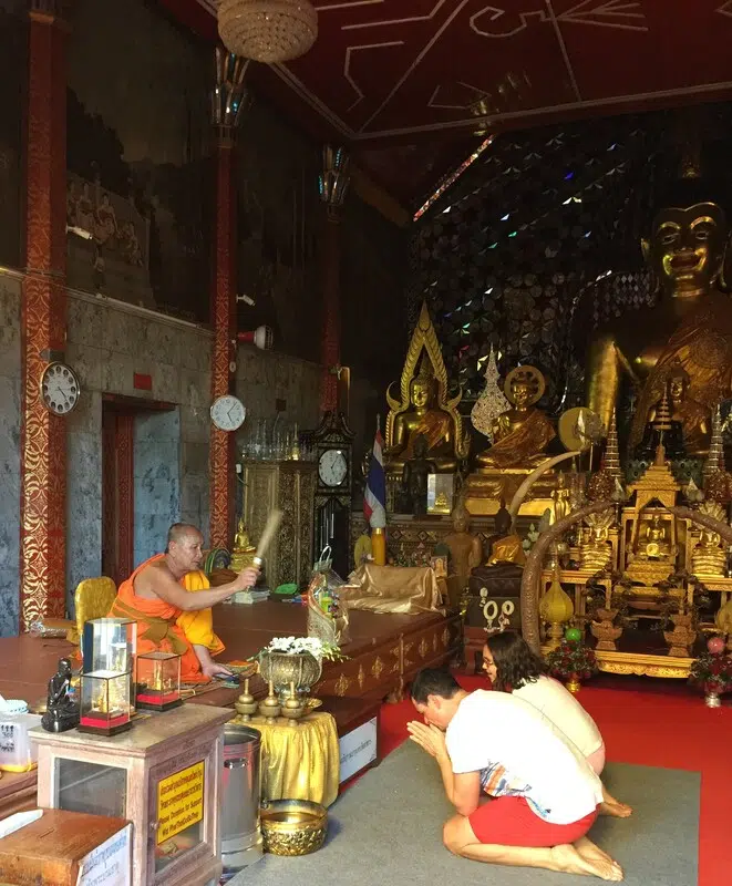 Rezando en el Templo Budista Wat Phra That Doi Suthep en Chiang Mai