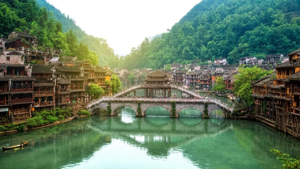 Puente de madera en Fenghuang, China